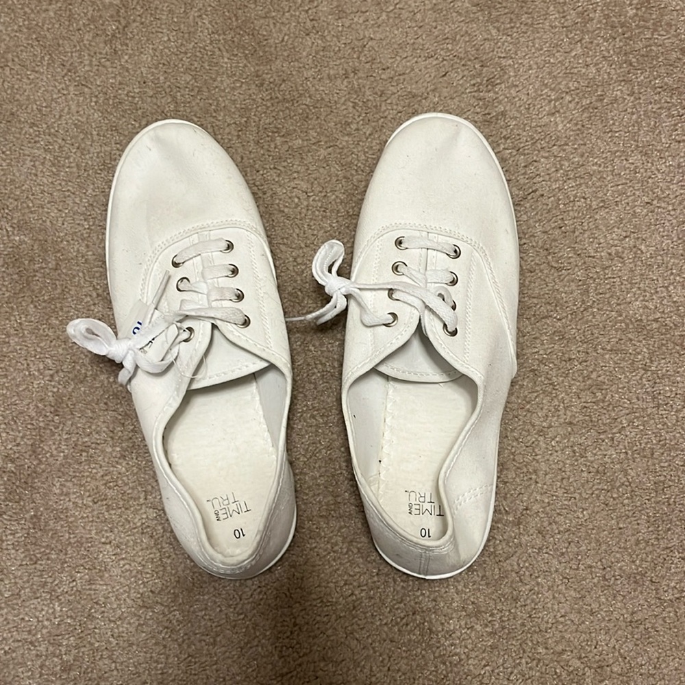 BRAND NEW T TAGS classic white sneakers